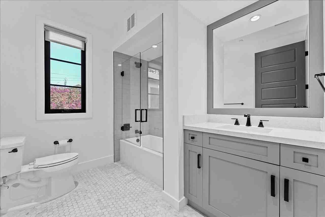 1348 S Burnside Ave #04 - Photo 5 of 21
