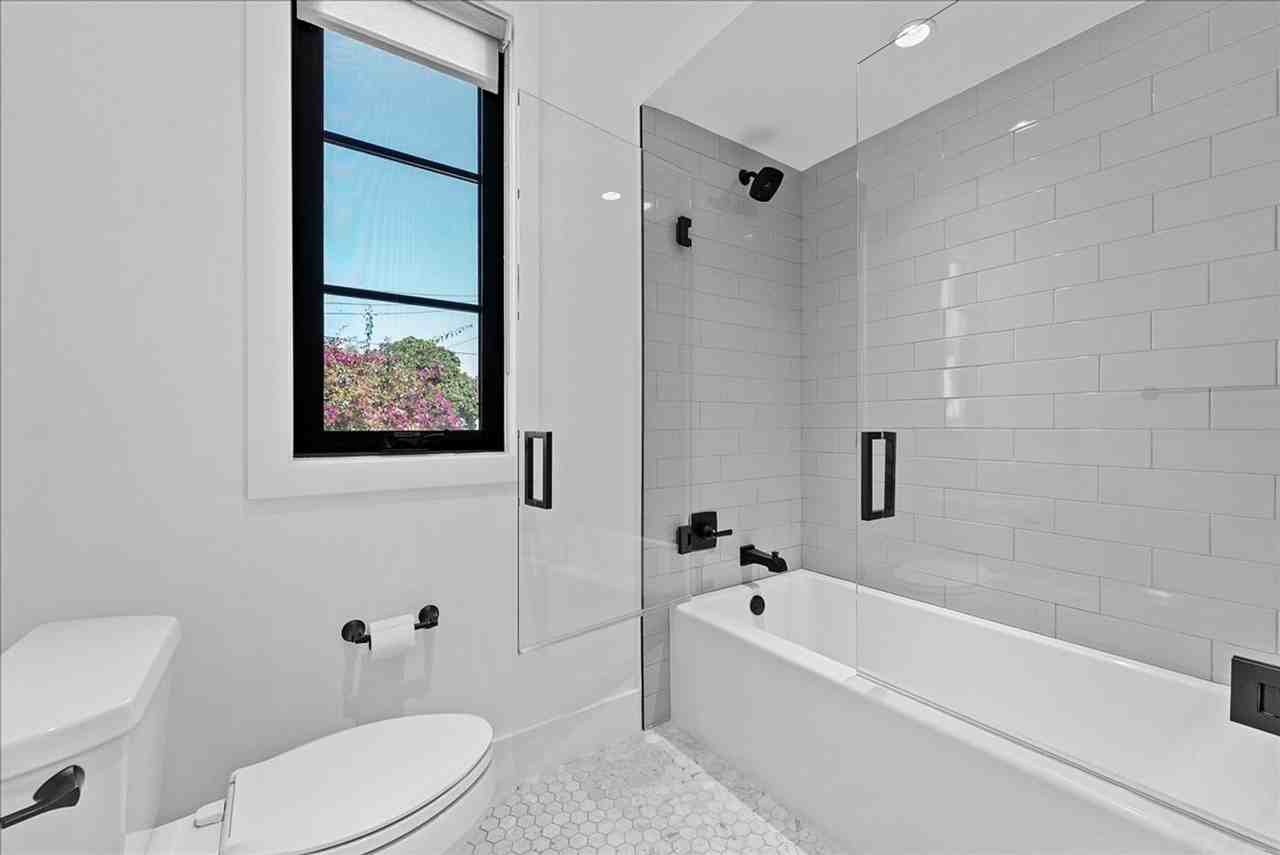 1348 S Burnside Ave #04 - Photo 6 of 21
