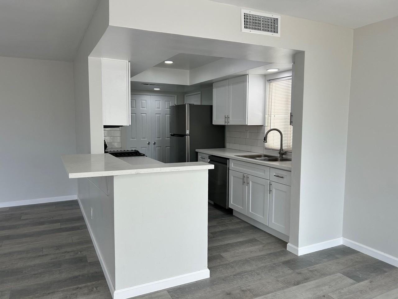 12526 Spruce St - Photo 4 of 18