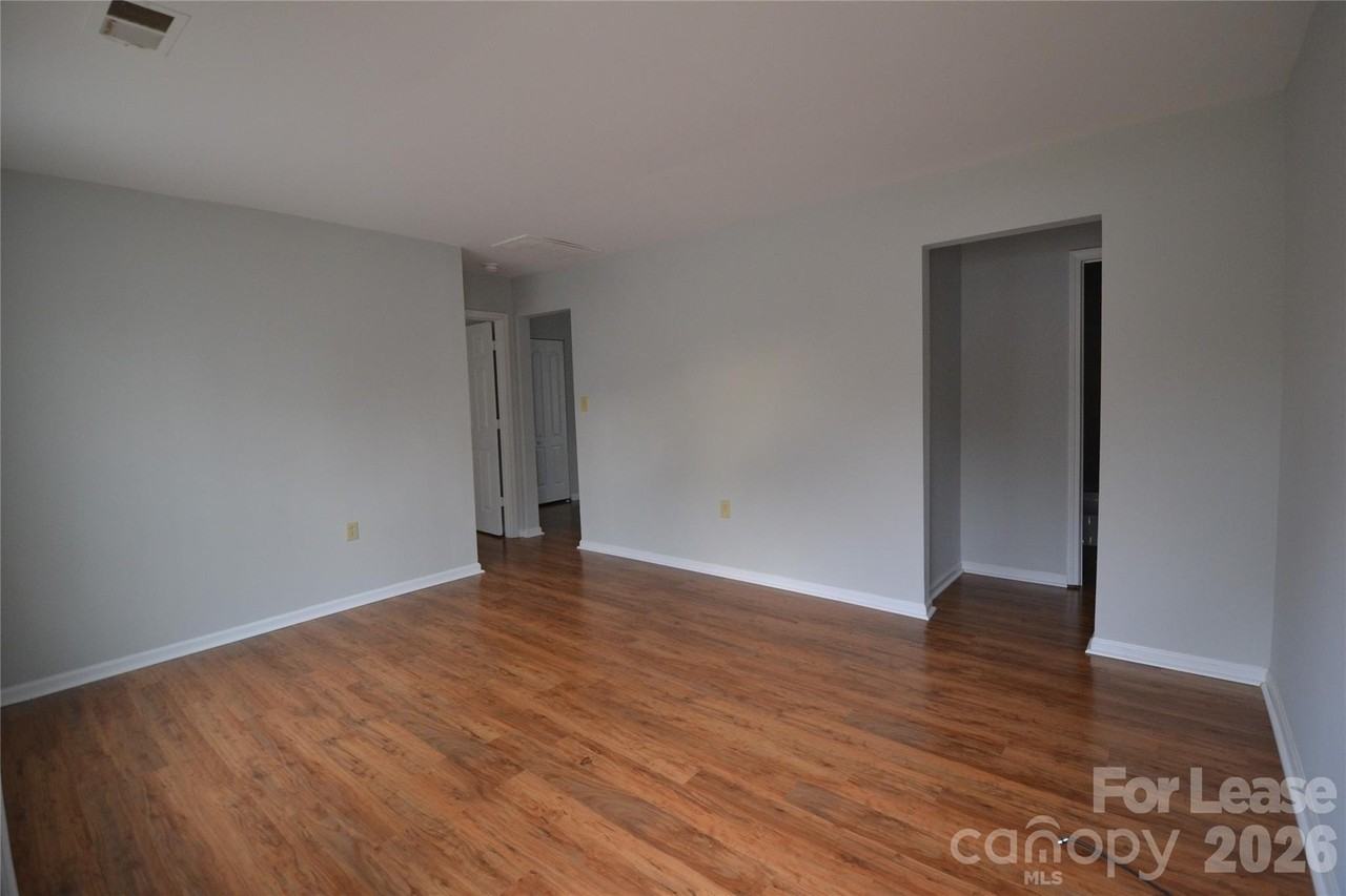 924 Junius St - Photo 3 of 28