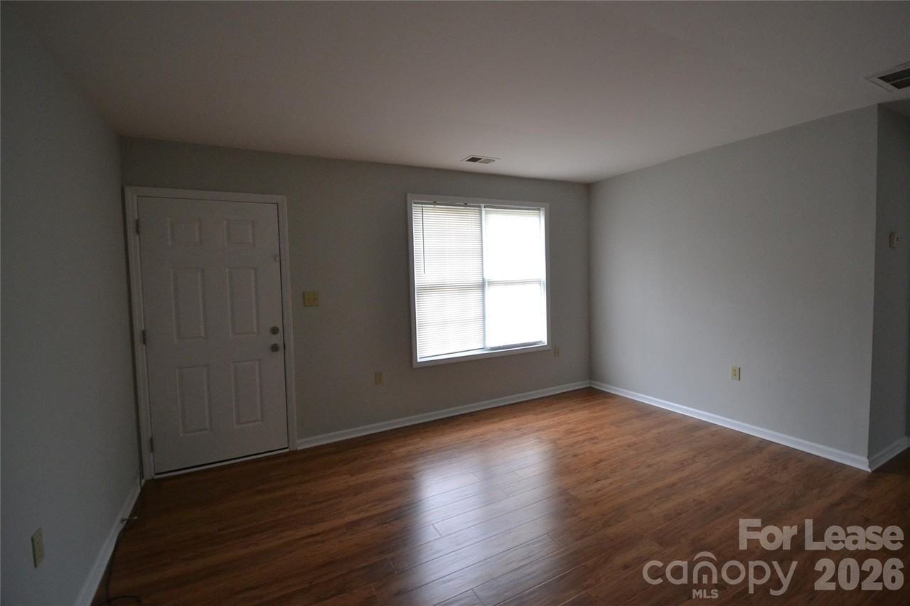924 Junius St - Photo 4 of 28