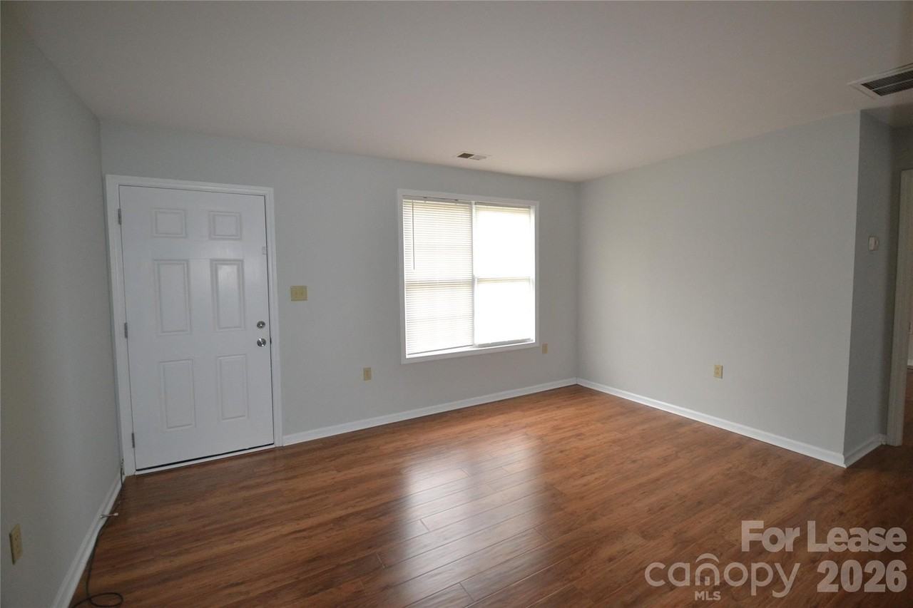 924 Junius St - Photo 5 of 28