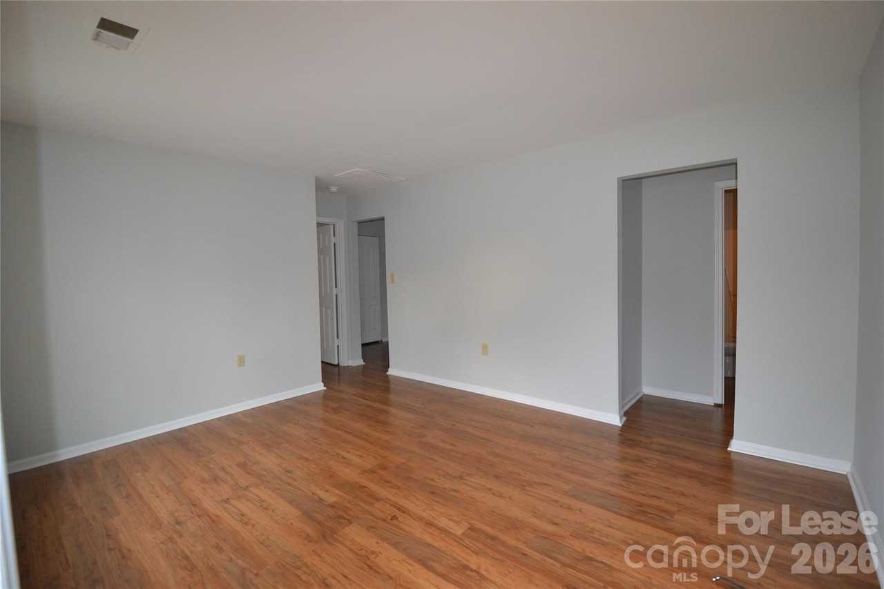 924 Junius St - Photo 6 of 28
