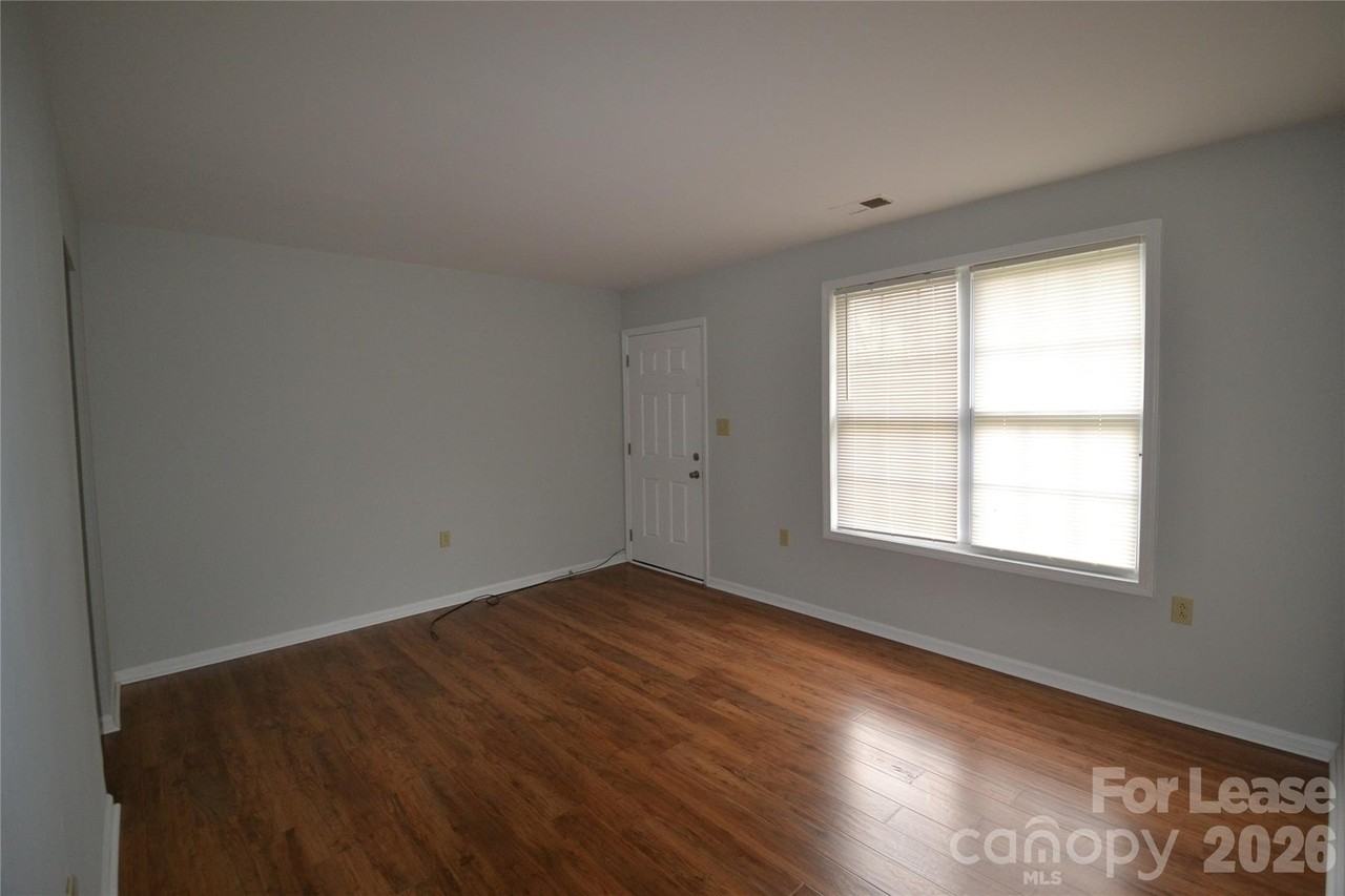 924 Junius St - Photo 7 of 28