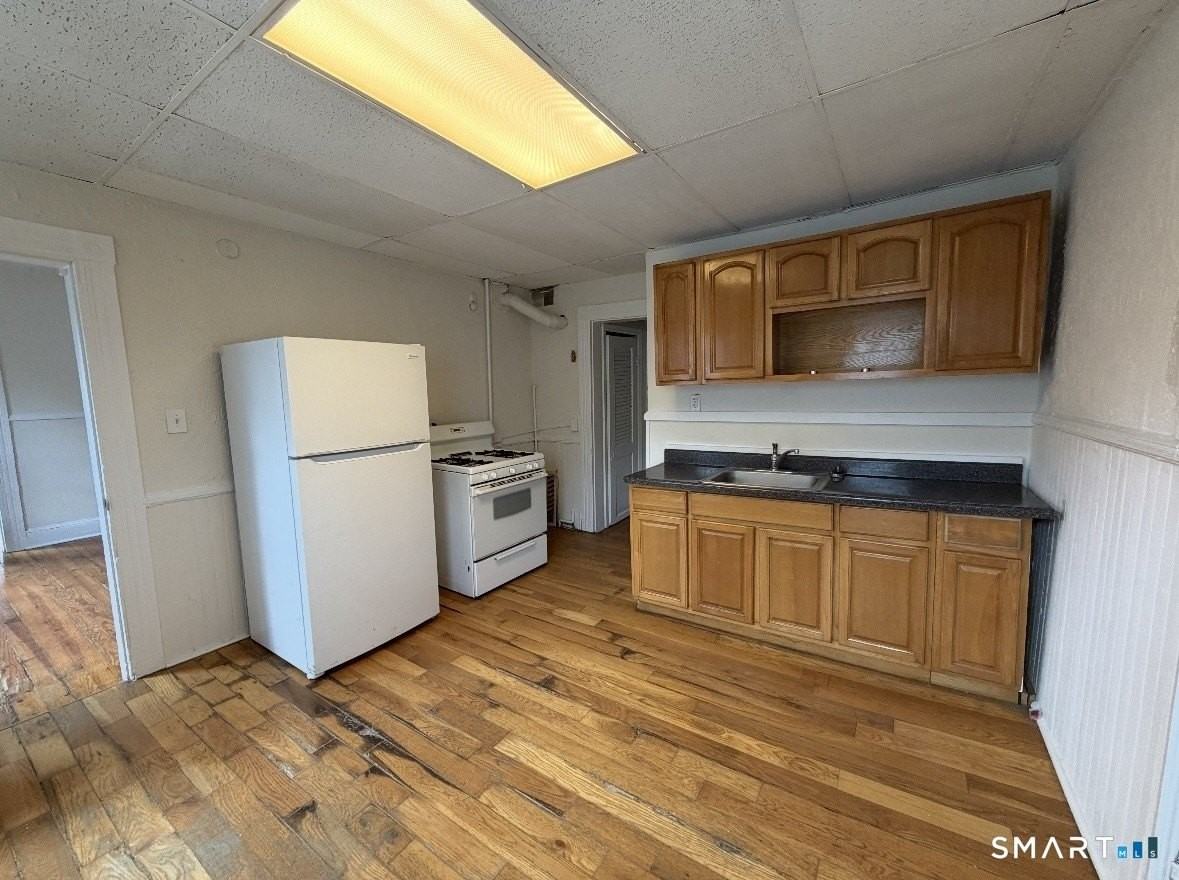 120 Rennell St - Photo 2 of 9