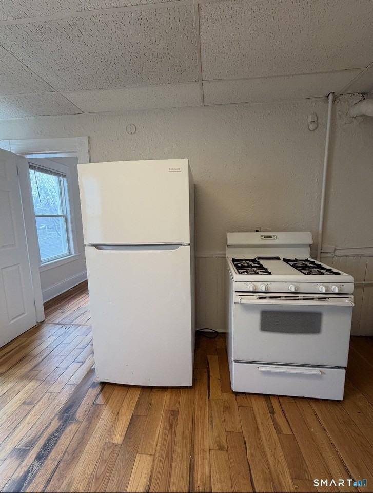 120 Rennell St - Photo 3 of 9