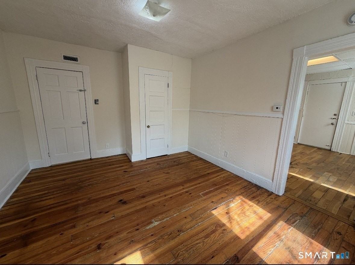 120 Rennell St - Photo 4 of 9