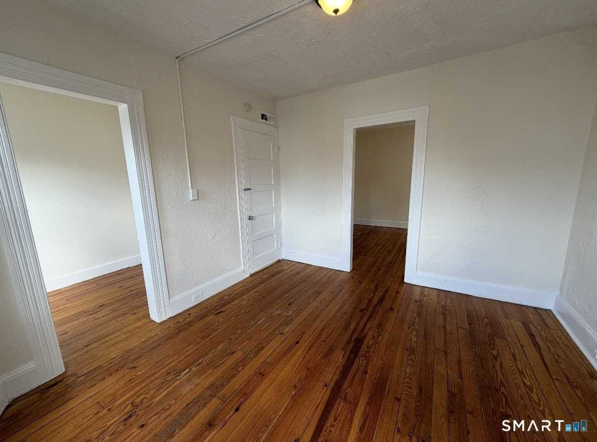 120 Rennell St - Photo 5 of 9