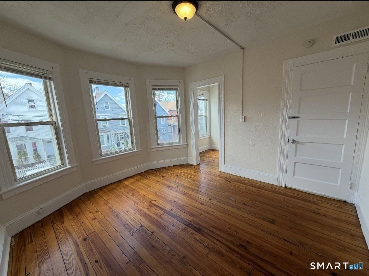 120 Rennell St - Photo 6 of 9