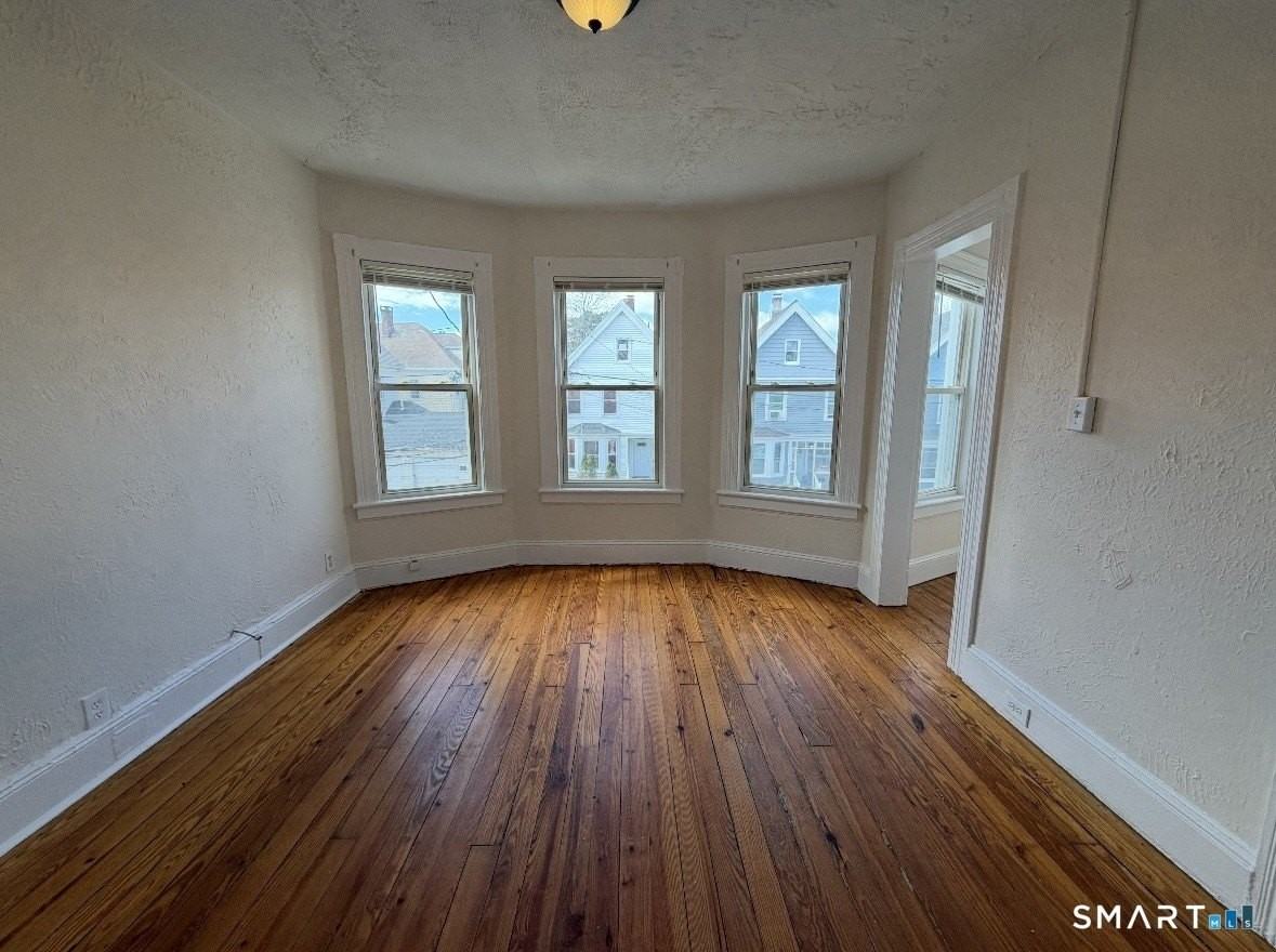 120 Rennell St - Photo 7 of 9