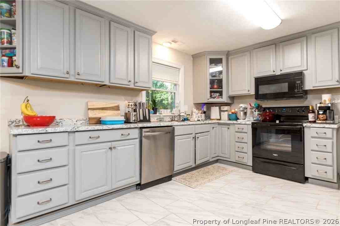 413 Langdon St - Photo 4 of 25