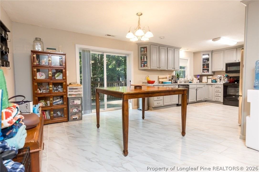 413 Langdon St - Photo 5 of 25