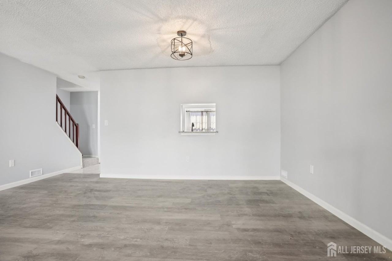 204 Hampshire Ct - Photo 5 of 26