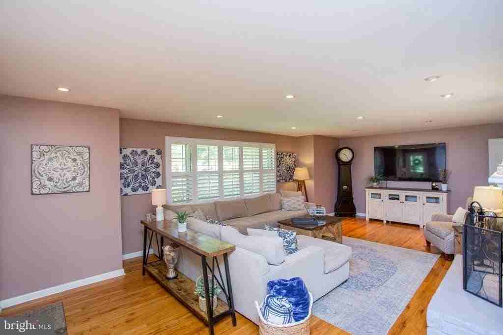 67 Townview Dr - Photo 4 of 41