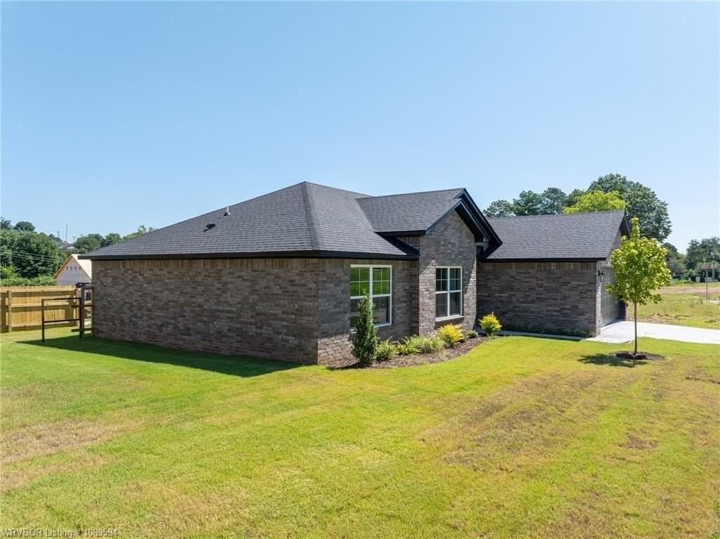 1020 Hunter Dr - Photo 2 of 22