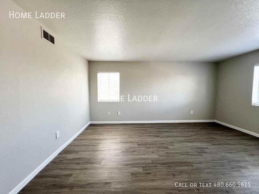 4959 S Park Ave #104 - Photo 4 of 17