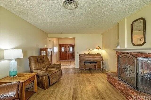 43922 Fenner Ave - Photo 4 of 30
