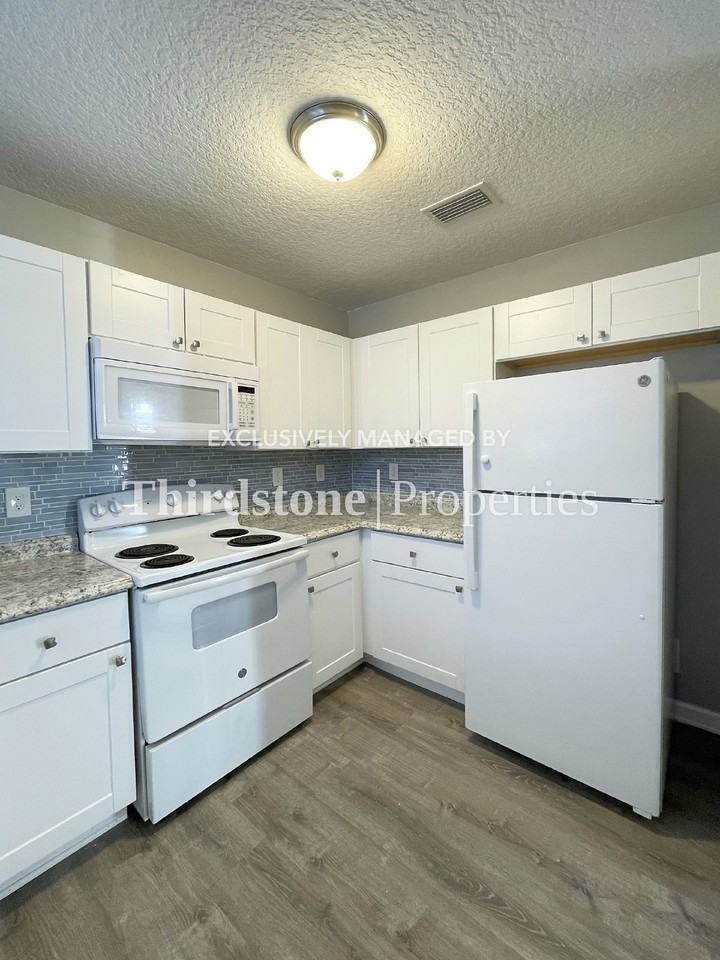 371 Smith St - Photo 4 of 21