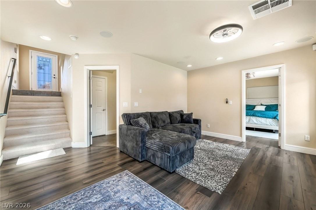6877 Philharmonic Ave - Photo 4 of 23