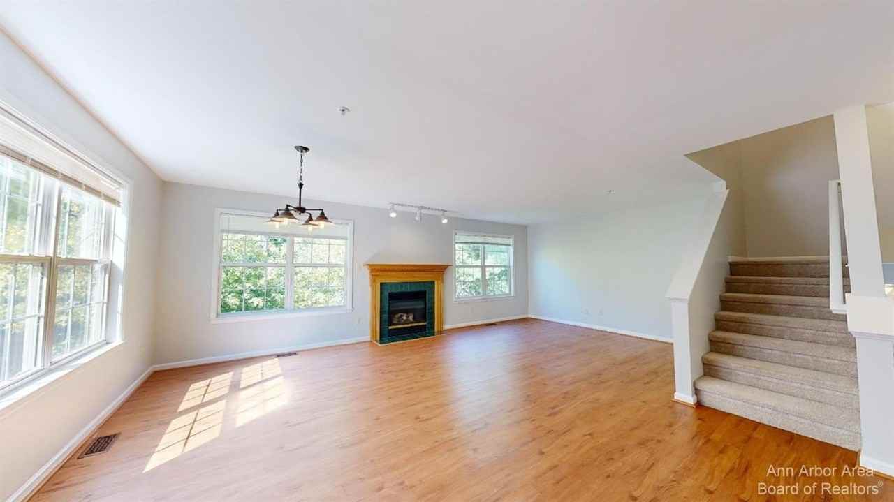 2813 Barclay Way - Photo 3 of 24