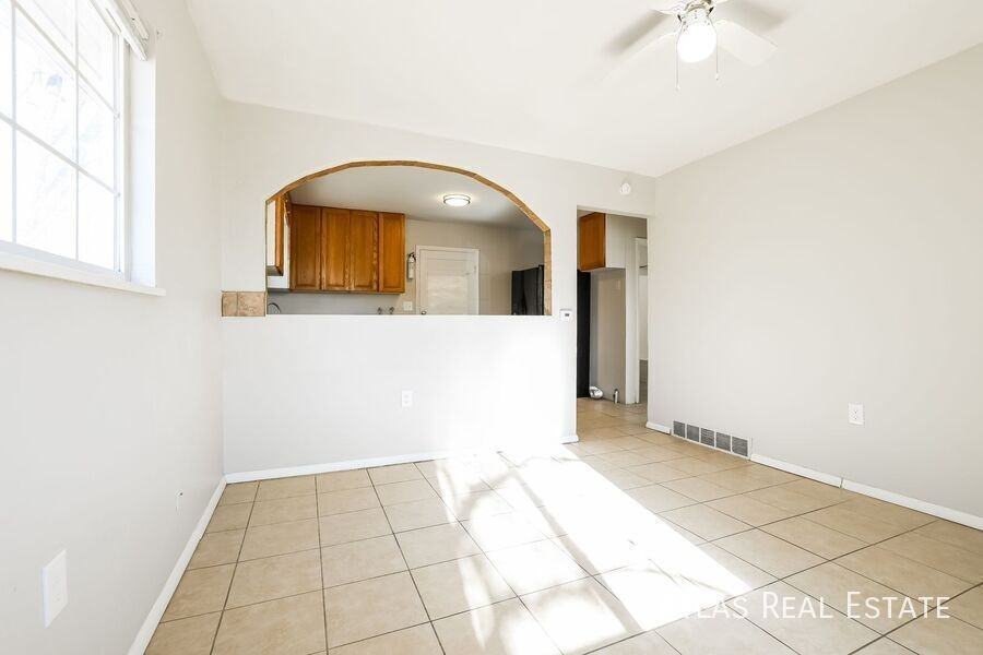 881 E Egbert St - Photo 3 of 17