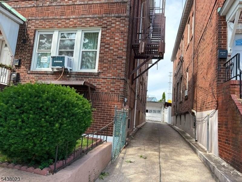 584 Gregory Ave - Photo 3 of 20