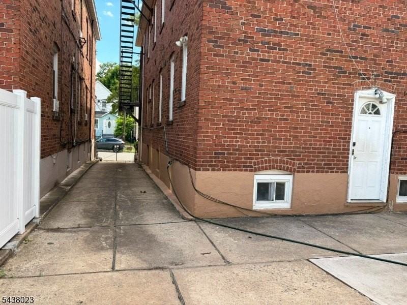 584 Gregory Ave - Photo 4 of 20