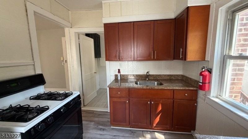 516 Morris Ave - Photo 2 of 9