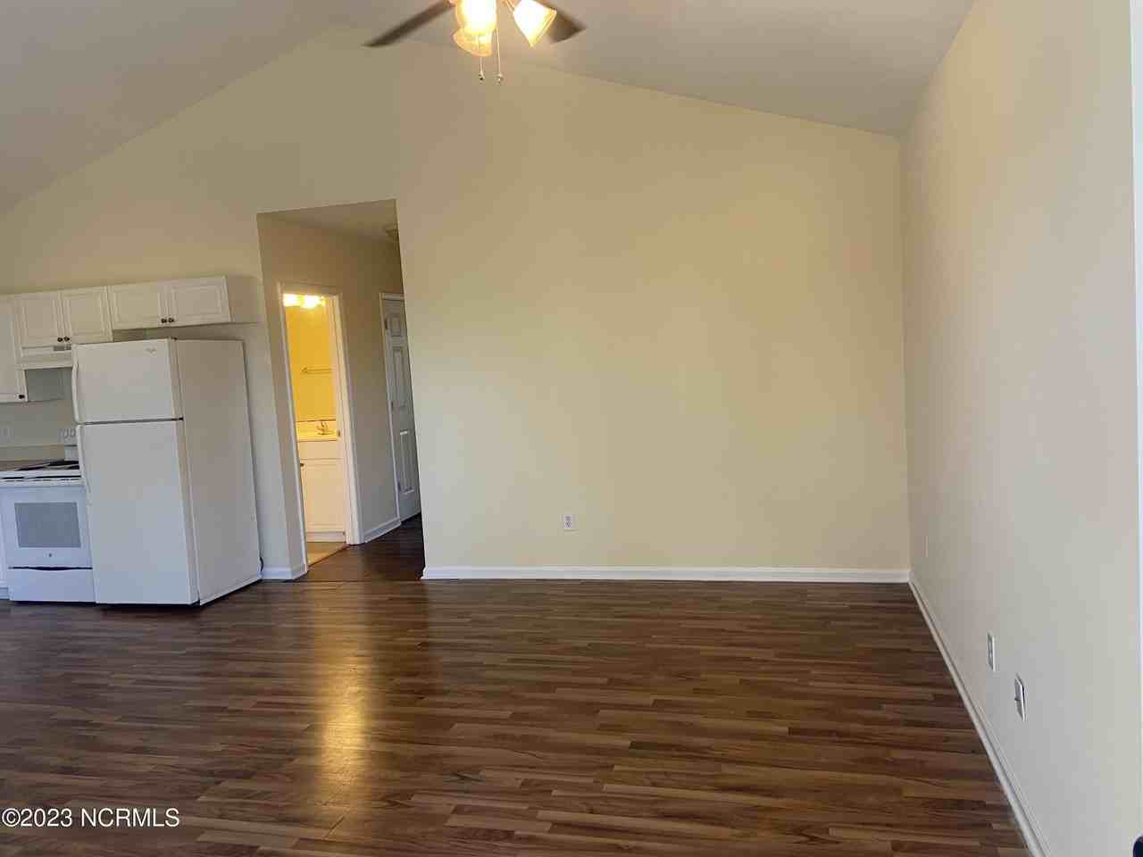 1007 Castle St #1 - Photo 2 of 18