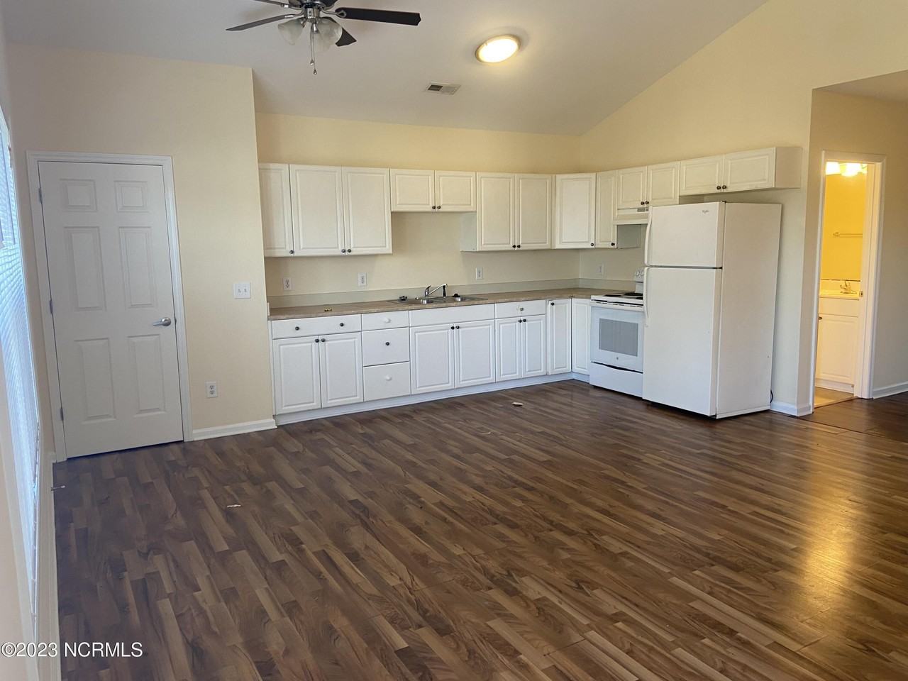 1007 Castle St #1 - Photo 3 of 18
