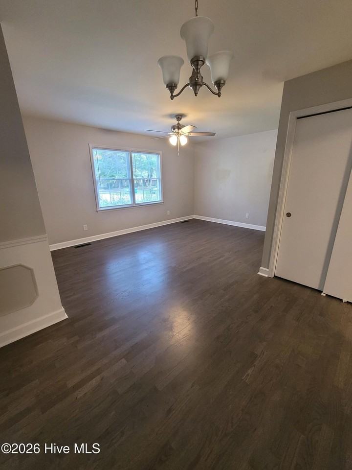 825 Montclair Dr - Photo 5 of 10