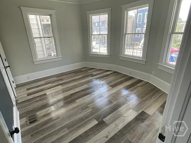 414 W 36th St - Photo 6 of 7