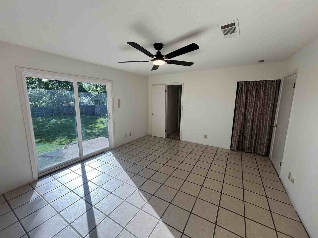 104 N Vandeveer St - Photo 2 of 7