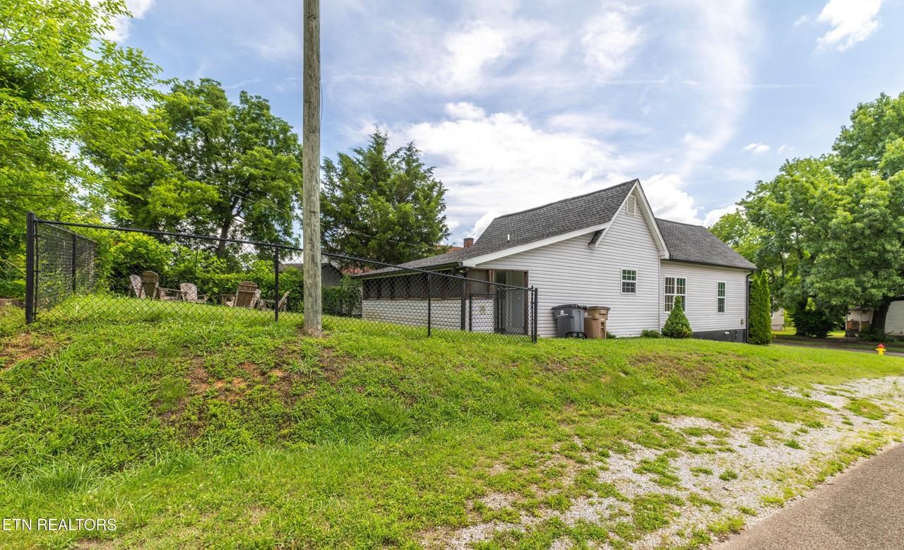 301 E Quincy Ave - Photo 4 of 36
