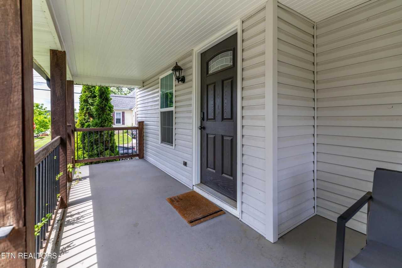 301 E Quincy Ave - Photo 6 of 36
