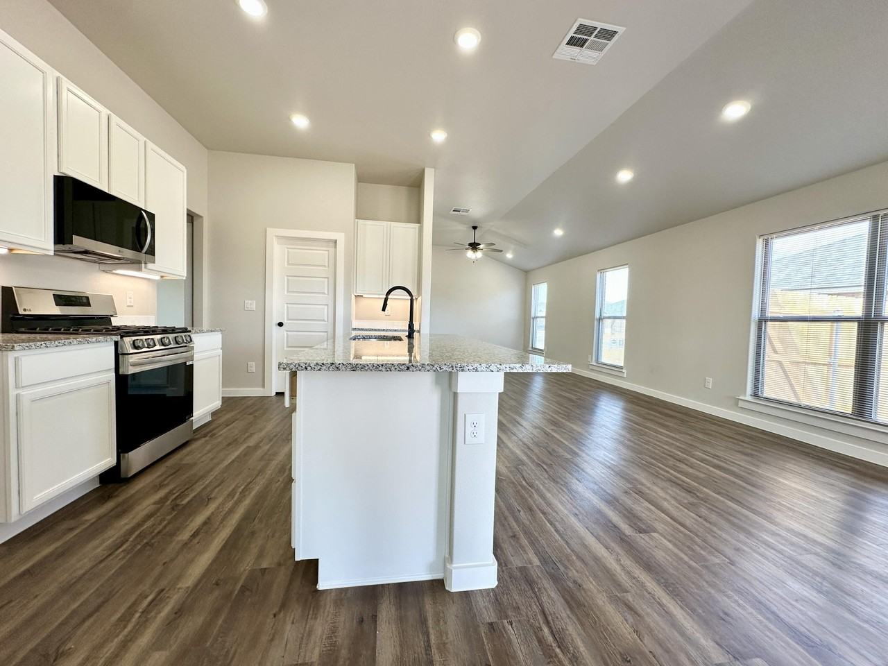 7449 28th St - Photo 4 of 11