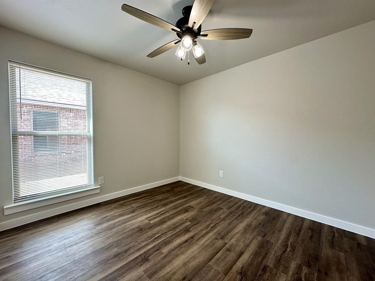 7449 28th St - Photo 5 of 11