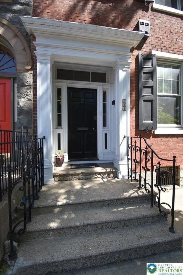 241 Spring Garden St - Photo 3 of 32