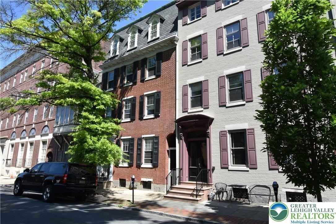 241 Spring Garden St - Photo 4 of 32