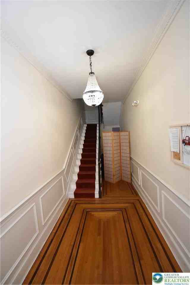 241 Spring Garden St - Photo 5 of 32