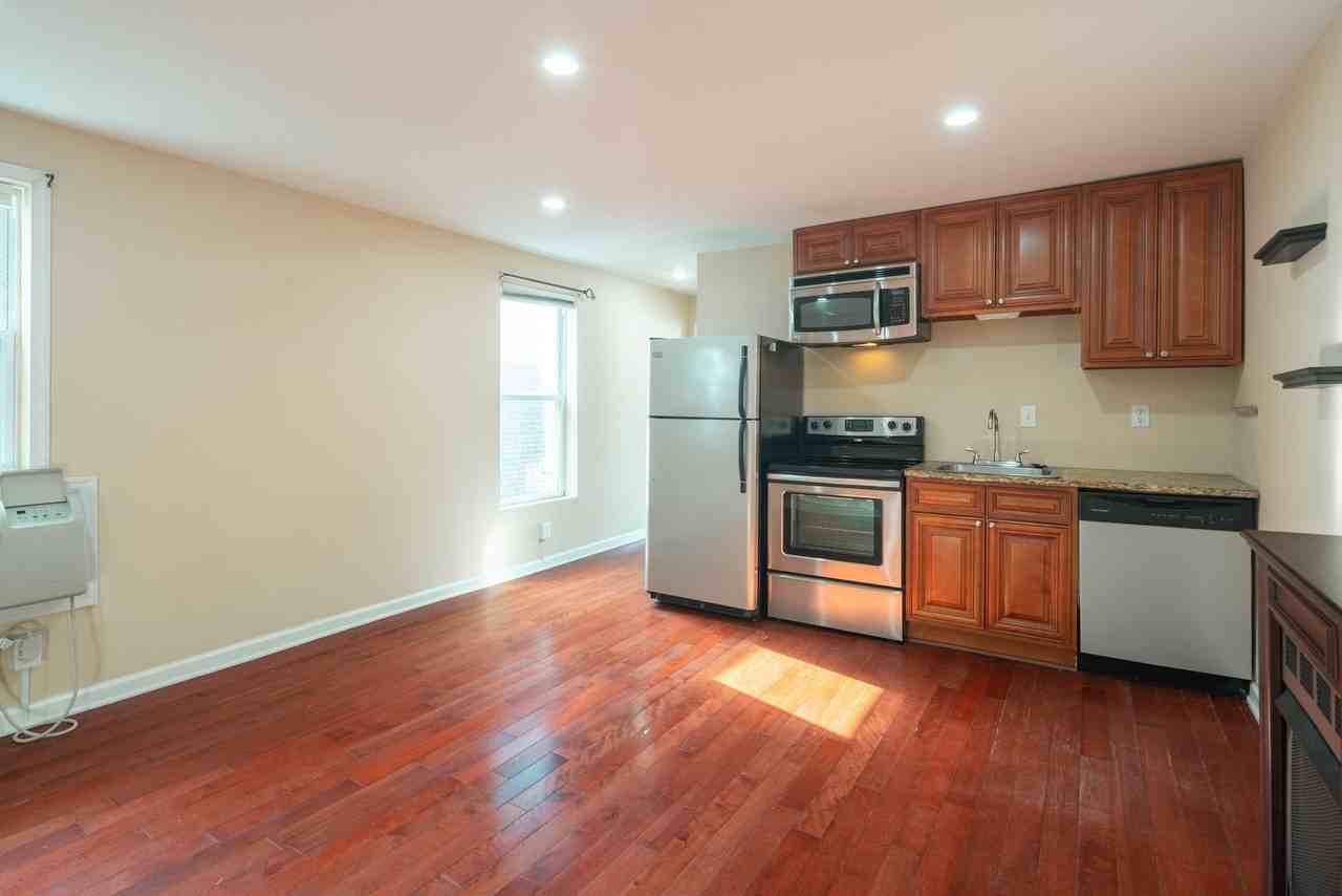 1422 Christian St #3R - Photo 2 of 15