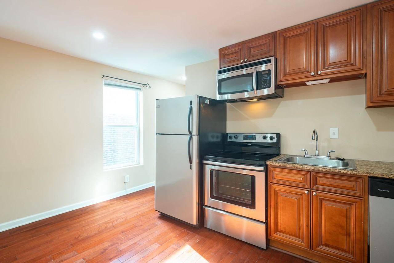 1422 Christian St #3R - Photo 3 of 15