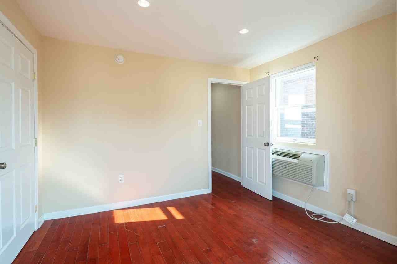 1422 Christian St #3R - Photo 6 of 15