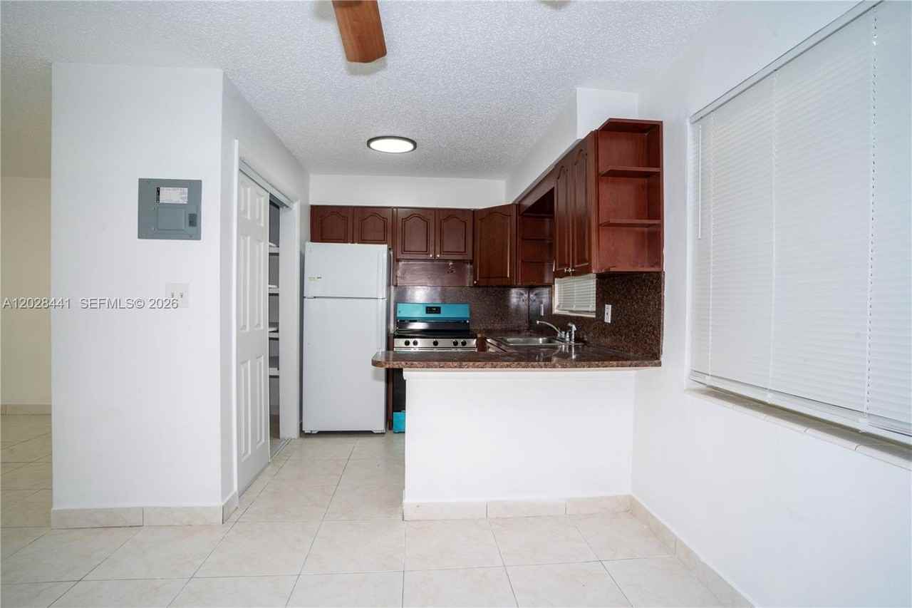 5270 Sw 90th Way #1 - Photo 4 of 16