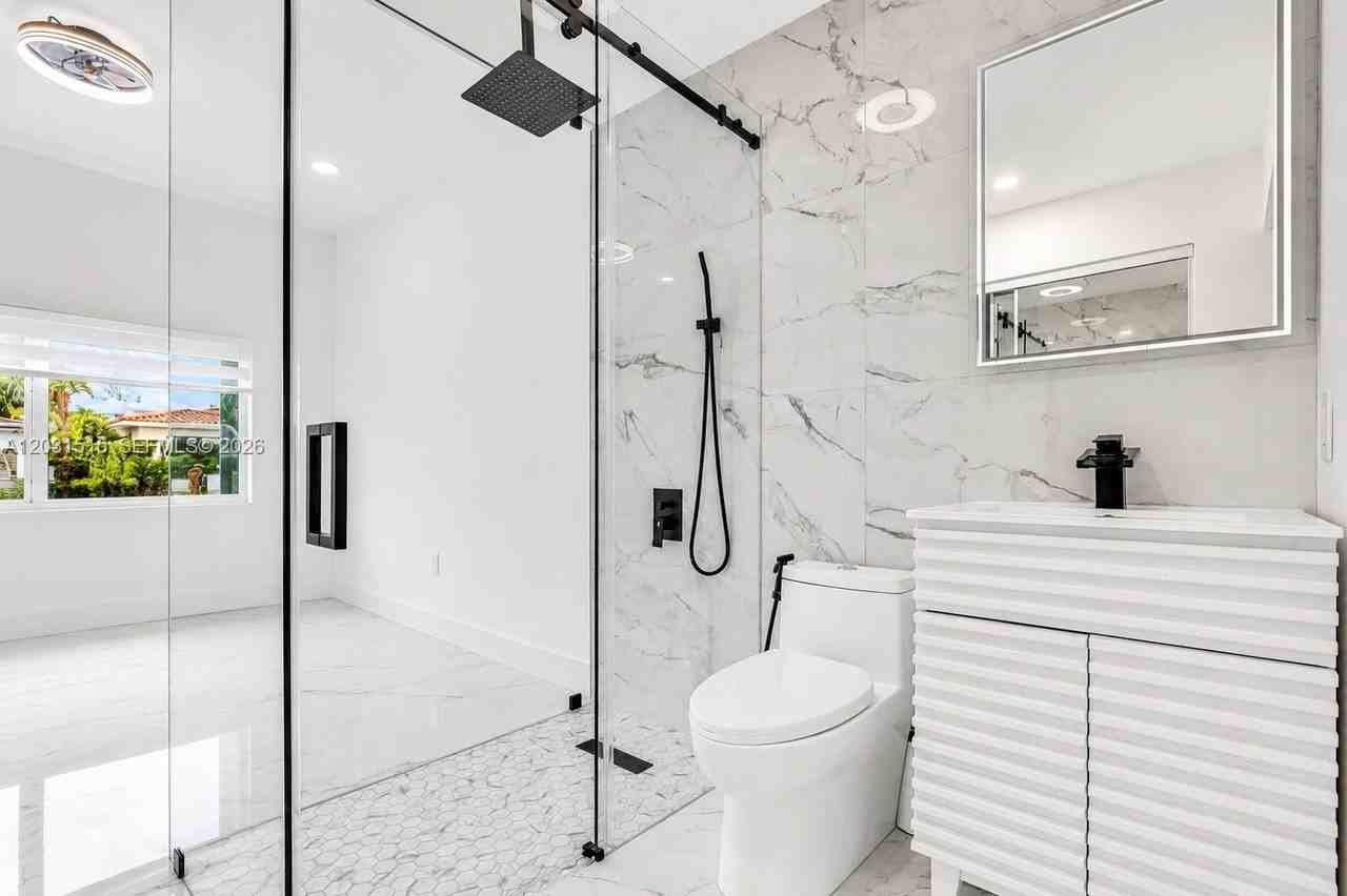 8819 Dickens Ave - Photo 4 of 29