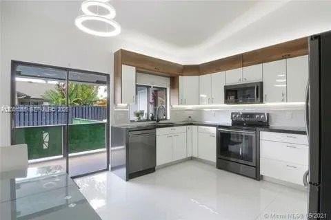 270 Se 7th St - Photo 6 of 17