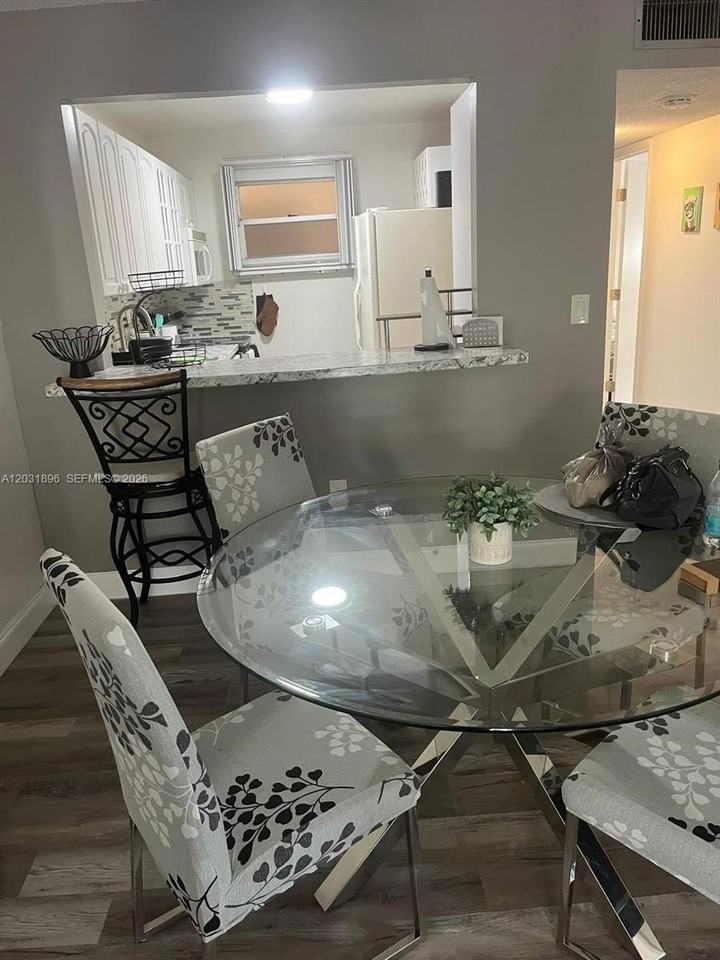 1150 Collins Ave #204 - Photo 5 of 17