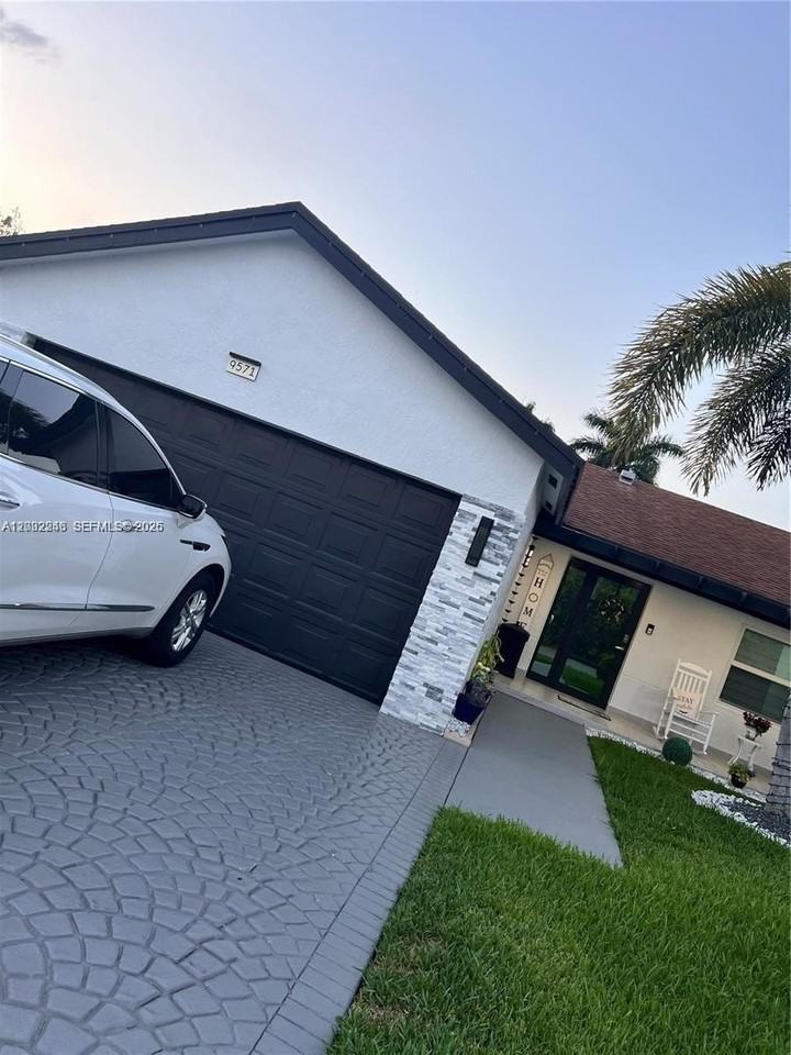 9571 Nw 52nd St - Photo 3 of 21