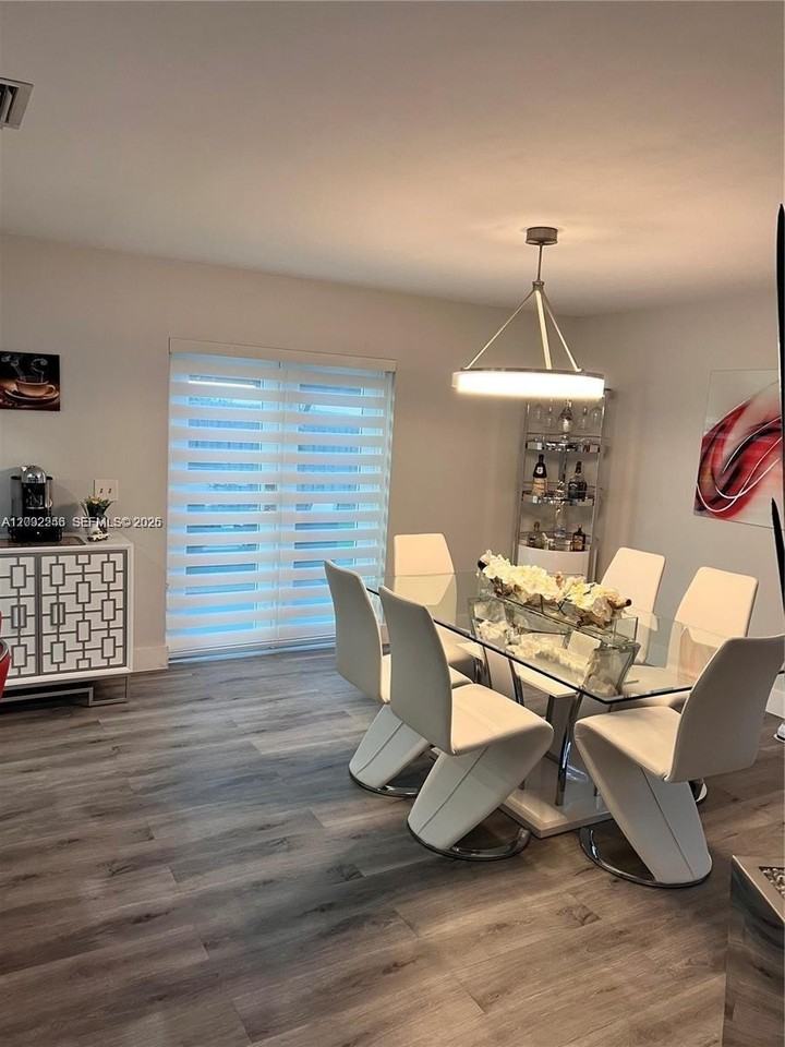 9571 Nw 52nd St - Photo 5 of 21