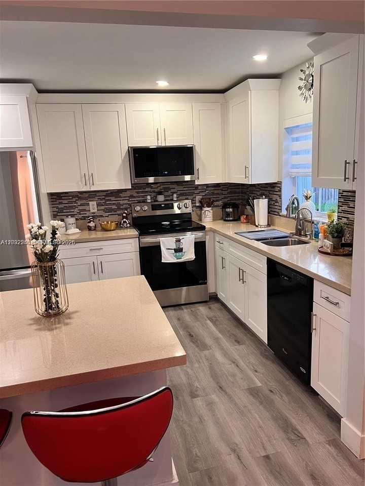 9571 Nw 52nd St - Photo 7 of 21